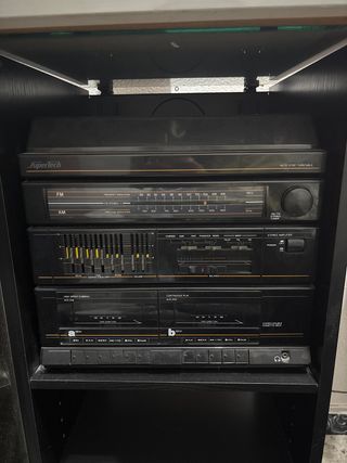 Equipo de música Supertech con mueble