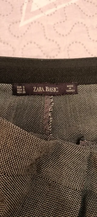 Pantalón de vestir gris con raya lateral