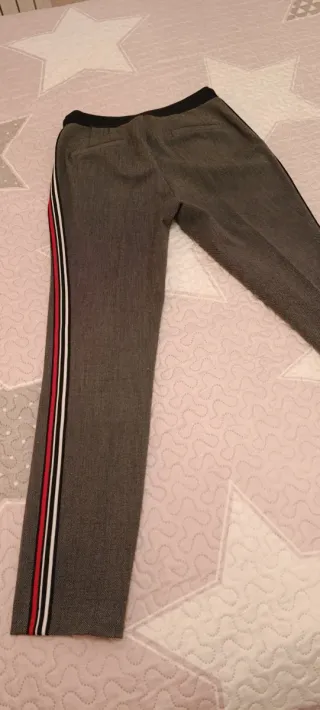 Pantalón de vestir gris con raya lateral