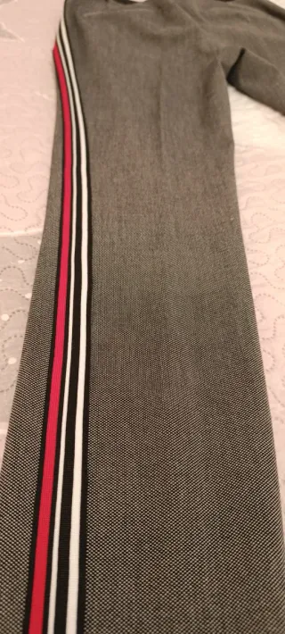 Pantalón de vestir gris con raya lateral