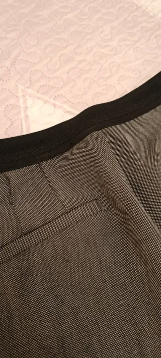 Pantalón de vestir gris con raya lateral