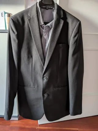 Traje negro y camisa gris