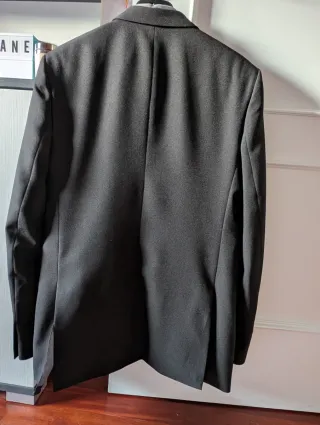 Traje negro y camisa gris