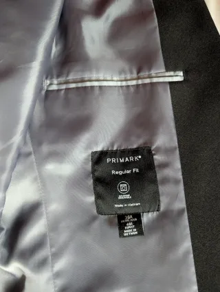 Traje negro y camisa gris