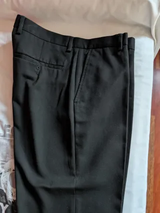 Traje negro y camisa gris