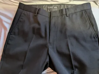 Traje negro y camisa gris