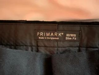 Traje negro y camisa gris