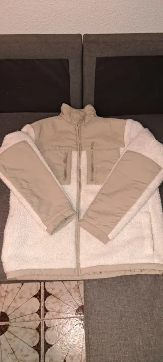 Chaqueta beige y blanca