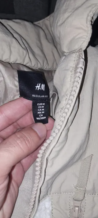 Chaqueta beige y blanca