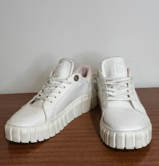 Zapatillas Moschino Blancas y Rosas.