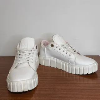 Zapatillas Moschino Blancas y Rosas.