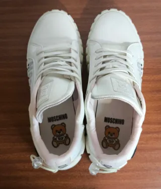 Zapatillas Moschino Blancas y Rosas.