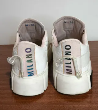 Zapatillas Moschino Blancas y Rosas.