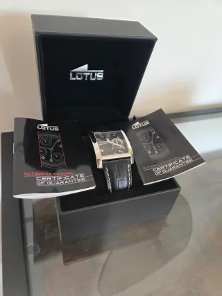 Reloj Lotus Negro y Plateado