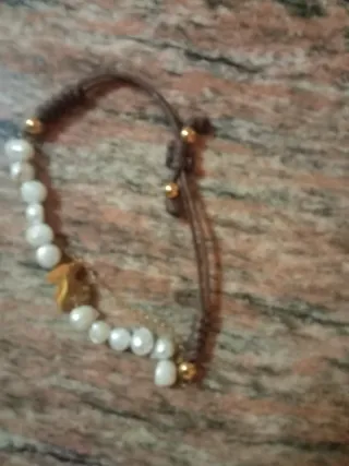 Pulsera Tous Perlas Blancas y Oso Dorado