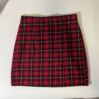 Falda de cuadros roja y negra