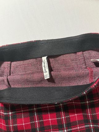 Falda de cuadros roja y negra