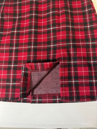 Falda de cuadros roja y negra