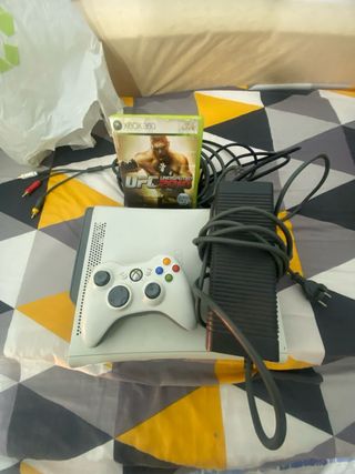 Xbox 360 Blanca + Mando + UFC 2010