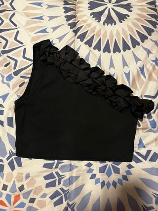 Top negro con volantes