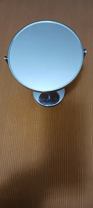 Espejo de maquillaje plateado