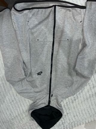 Chaqueta Nike Gris con Cremallera Negra