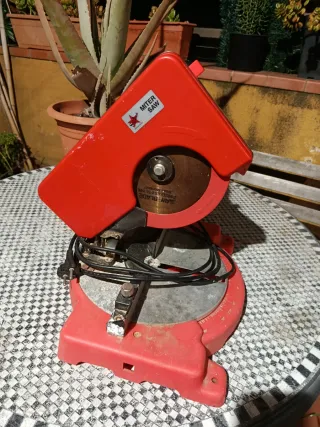 Sierra de corte Ingletadora Roja