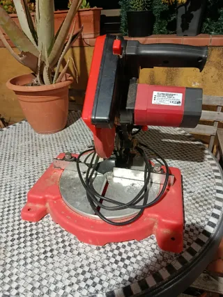 Sierra de corte Ingletadora Roja