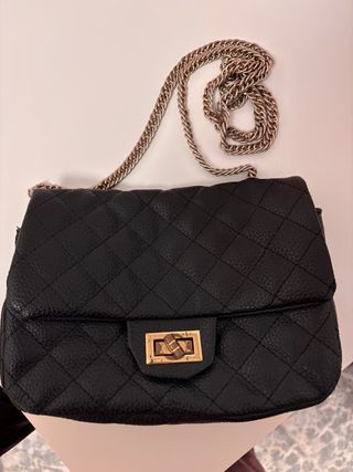Bolso negro con cadena dorada