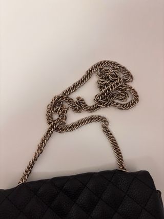 Bolso negro con cadena dorada