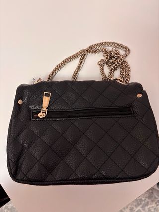 Bolso negro con cadena dorada