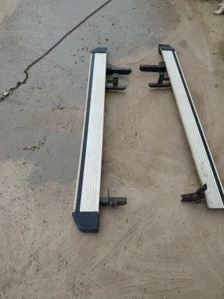 Estribos todoterreno estaban montados en un isuzu