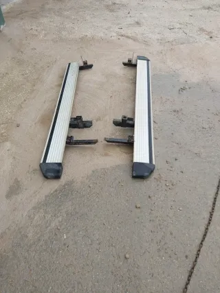 Estribos todoterreno estaban montados en un isuzu