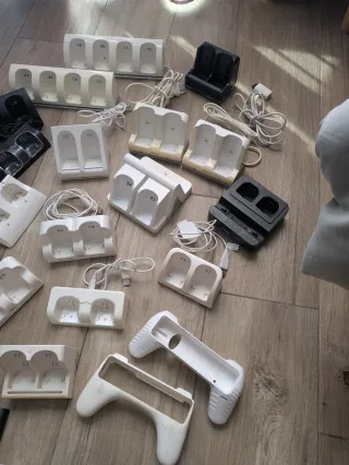 Lotto accessori Wii: basi ricarica e pile