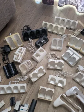 Lotto accessori Wii: basi ricarica e pile