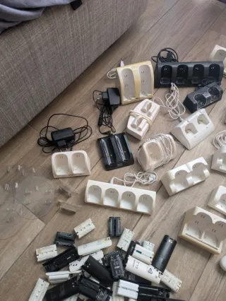 Lotto accessori Wii: basi ricarica e pile