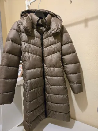 Abrigo plumífero Mango marrón.Da más talla4