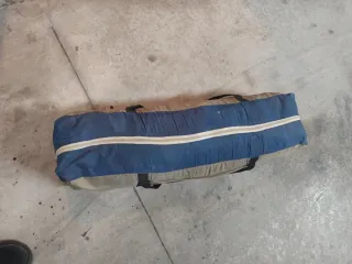 Tienda de campaña azul y beige