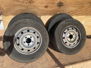 Neumáticos con llanta Renault (4 unidades)