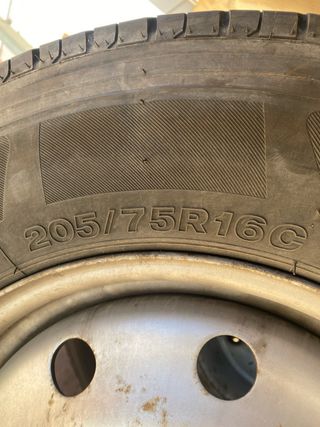 Neumáticos con llanta Renault (4 unidades)