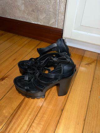 Sandalias negras plataforma tacón