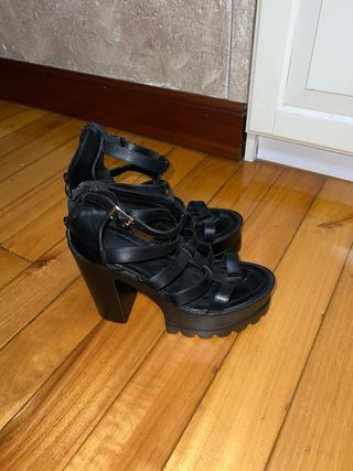 Sandalias negras plataforma tacón