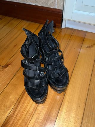 Sandalias negras plataforma tacón