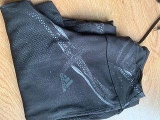 Lote deportivo Adidas: mallas, top y zapatillas.