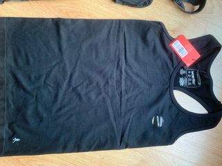 Lote deportivo Adidas: mallas, top y zapatillas.