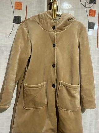 Abrigo terciopelo camel con capucha