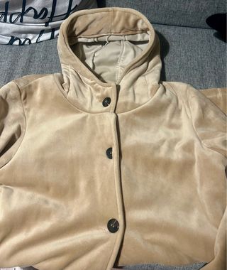 Abrigo terciopelo camel con capucha