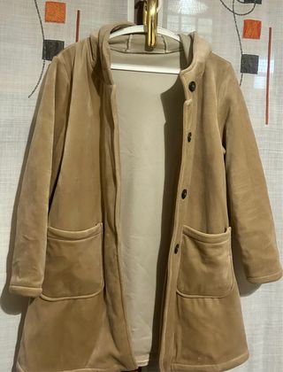 Abrigo terciopelo camel con capucha