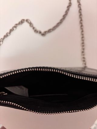 Bolso Bershka negro efecto piel cocodrilo