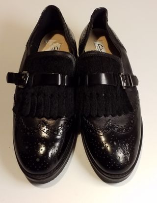 Mocasines Clarks Negros con Flecos y Hebilla